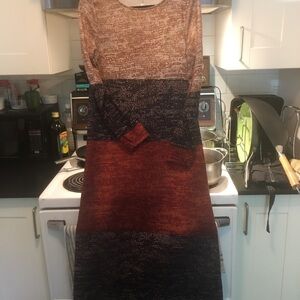 Robe assez originale S small mais je porte medium et elle me fait très bien.